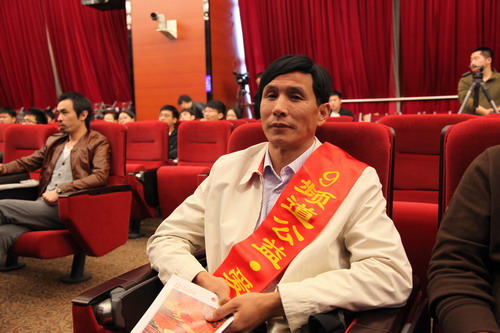 河南平頂山魯山縣電視臺的記者張朝岑受聘9頻道公益·愛心形象大使。