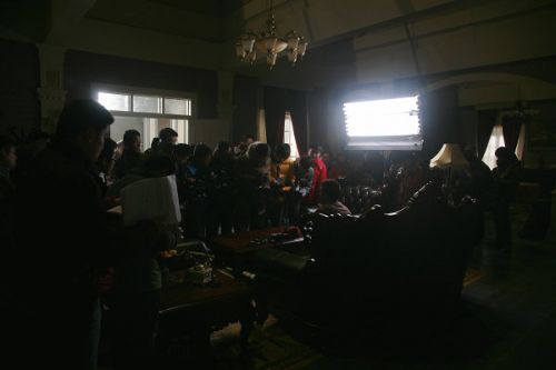 各路媒體記者探班《大河兒女》現(xiàn)場(chǎng)。