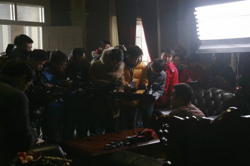 各路媒體記者探班《大河兒女》現(xiàn)場(chǎng)。