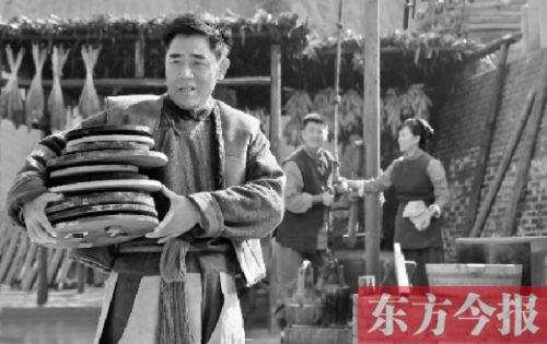 陳寶國(guó)在《大河兒女》中飾演男一號(hào)、燒制鈞瓷的手藝人賀焰生