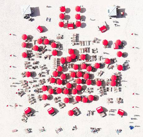 攝影師懸掛直升機外 千米高空拍海灘美景 攝影師懸掛直升機外 千米高空拍海灘美景