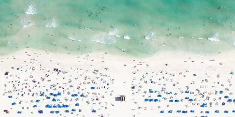 攝影師懸掛直升機外 千米高空拍海灘美景 攝影師懸掛直升機外 千米高空拍海灘美景