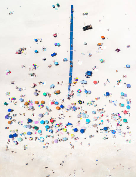 攝影師懸掛直升機外 千米高空拍海灘美景 攝影師懸掛直升機外 千米高空拍海灘美景