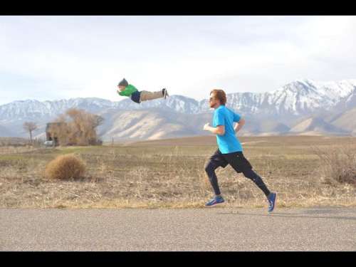 美國(guó)男子為患唐氏綜合癥兒子拍“飛行照” 美國(guó)男子為患唐氏綜合癥兒子拍“飛行照”