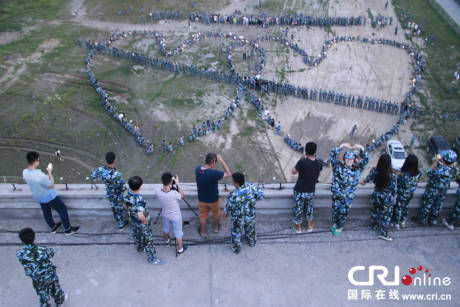 長春近千人湊成巨大愛心向女同學(xué)求愛