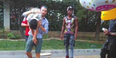 外籍男子當(dāng)街肩扛、腳踏醉漢