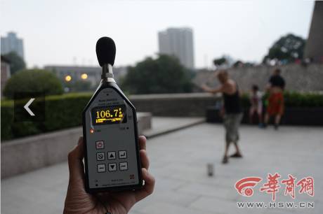 記者實地檢測廣場舞音響分貝 記者實地檢測廣場舞音響分貝