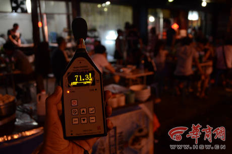 記者實地檢測廣場舞音響分貝 記者實地檢測廣場舞音響分貝