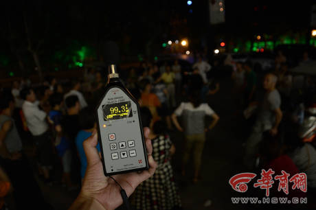 記者實地檢測廣場舞音響分貝 記者實地檢測廣場舞音響分貝