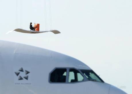 德鋼琴師乘“飛毯”翱翔天空 德鋼琴師乘“飛毯”翱翔天空