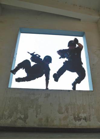 河南特警拍“拉轟大片” 河南特警拍“拉轟大片”