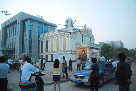 男子乘私人直升機(jī)從天津回鹽城過中秋 男子乘私人直升機(jī)從天津回鹽城過中秋