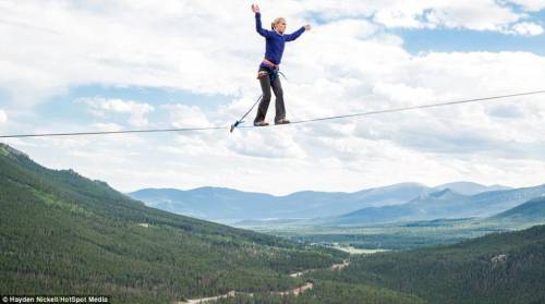 美女子150英尺高空走繩 美女子150英尺高空走繩