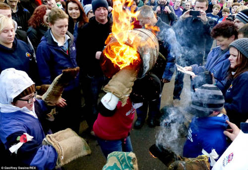 英國傳統(tǒng)比賽 選手扛“火桶”一路狂奔 英國傳統(tǒng)比賽 選手扛“火桶”一路狂奔