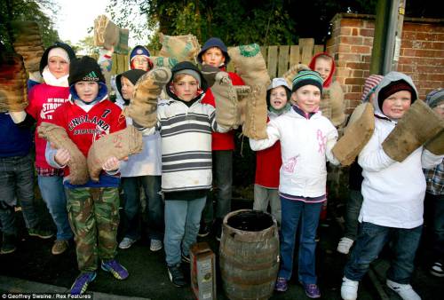 英國傳統(tǒng)比賽 選手扛“火桶”一路狂奔 英國傳統(tǒng)比賽 選手扛“火桶”一路狂奔
