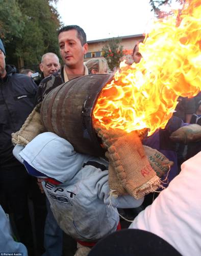 英國傳統(tǒng)比賽 選手扛“火桶”一路狂奔 英國傳統(tǒng)比賽 選手扛“火桶”一路狂奔