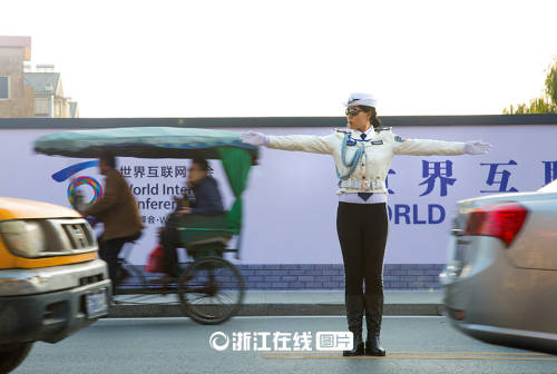 美得心醉 白衣女警保駕世界互聯(lián)網(wǎng)大會