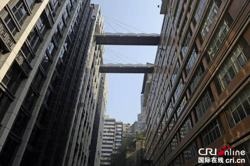 重慶現(xiàn)“最?！笨罩羞B廊 離地68.5米