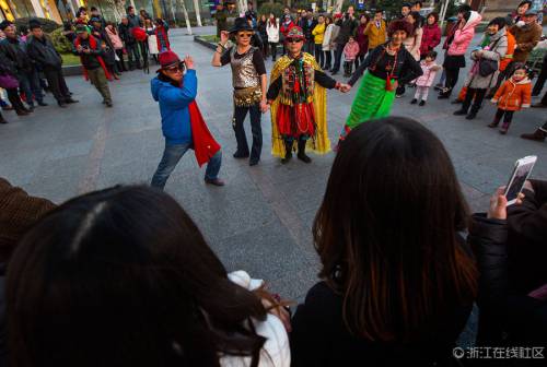 杭州老年舞蹈隊(duì)“雷人”走秀 杭州老年舞蹈隊(duì)“雷人”走秀