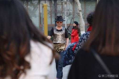 杭州老年舞蹈隊(duì)“雷人”走秀 杭州老年舞蹈隊(duì)“雷人”走秀