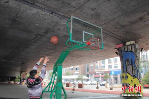 田徑場建在廊橋下 跑道球場俱全 田徑場建在廊橋下 跑道球場俱全