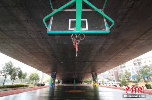田徑場建在廊橋下 跑道球場俱全 田徑場建在廊橋下 跑道球場俱全