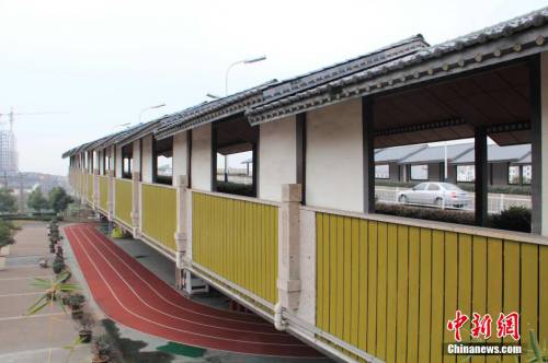 田徑場建在廊橋下 跑道球場俱全 田徑場建在廊橋下 跑道球場俱全