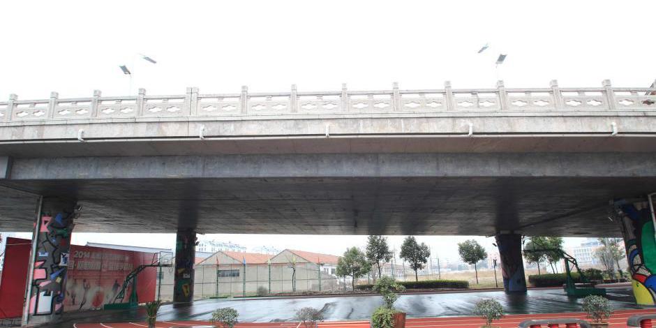 田徑場建在廊橋下 跑道球場俱全 田徑場建在廊橋下 跑道球場俱全