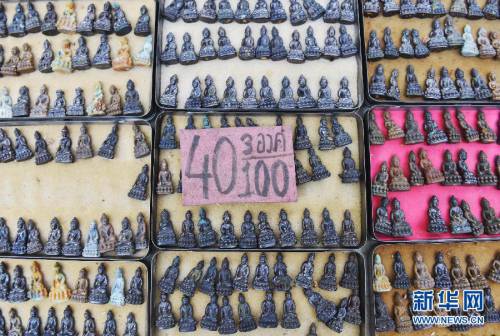 曼谷街頭的護(hù)身符市場(chǎng) 曼谷街頭的護(hù)身符市場(chǎng)