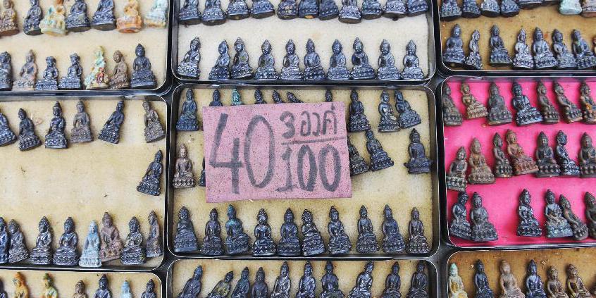 曼谷街頭的護(hù)身符市場(chǎng) 曼谷街頭的護(hù)身符市場(chǎng)