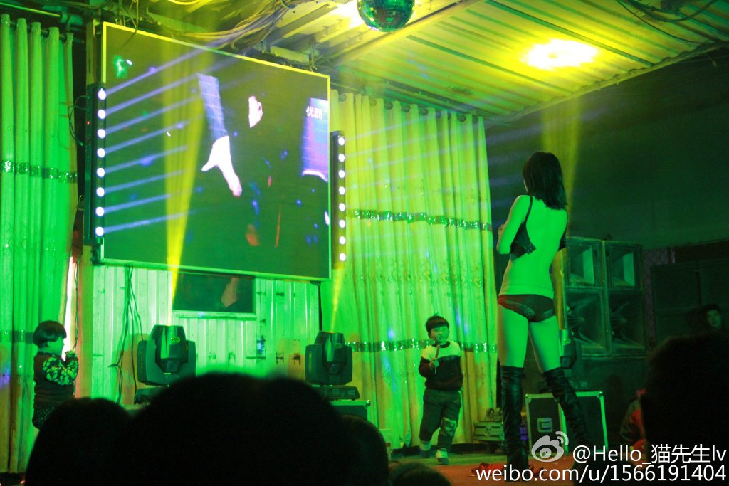 邯鄲農(nóng)村辦葬禮 請女郎跳脫衣舞助興 邯鄲農(nóng)村辦葬禮 請女郎跳脫衣舞助興