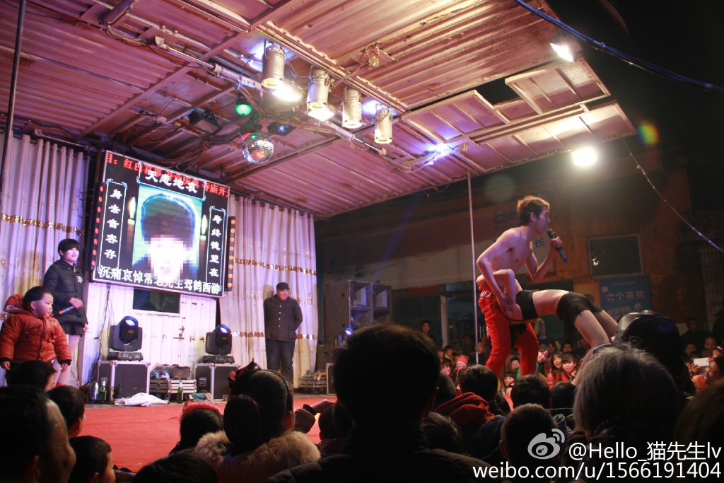 邯鄲農(nóng)村辦葬禮 請女郎跳脫衣舞助興 邯鄲農(nóng)村辦葬禮 請女郎跳脫衣舞助興