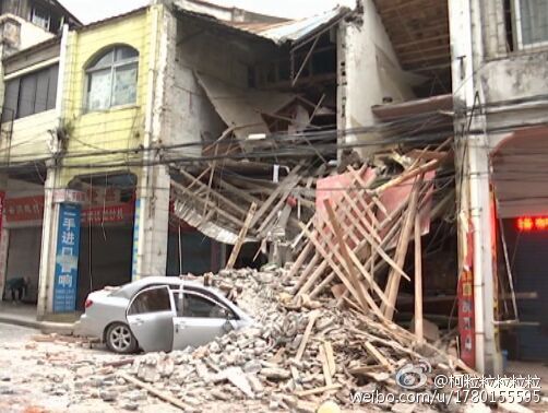 廣東一女司機(jī)逆行開(kāi)車(chē)撞塌小樓