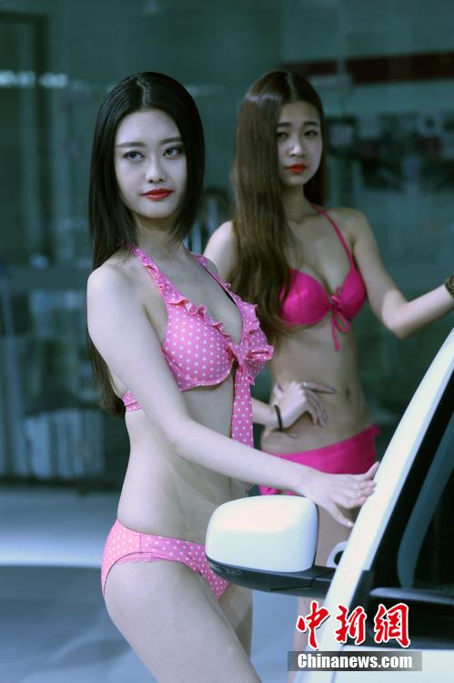 鄭州國(guó)際車(chē)展開(kāi)幕 嫩模走秀引圍觀 鄭州國(guó)際車(chē)展開(kāi)幕 嫩模走秀引圍觀