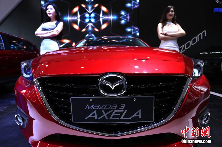 鄭州國(guó)際車(chē)展開(kāi)幕 嫩模走秀引圍觀 鄭州國(guó)際車(chē)展開(kāi)幕 嫩模走秀引圍觀