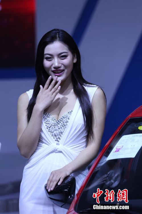 鄭州國(guó)際車(chē)展開(kāi)幕 嫩模走秀引圍觀 鄭州國(guó)際車(chē)展開(kāi)幕 嫩模走秀引圍觀