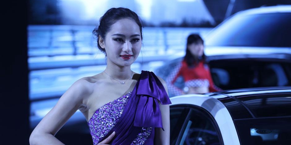 鄭州國(guó)際車(chē)展開(kāi)幕 嫩模走秀引圍觀 鄭州國(guó)際車(chē)展開(kāi)幕 嫩模走秀引圍觀