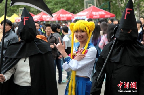 “Cosplay”美女云集西安交大櫻花節(jié) “Cosplay”美女云集西安交大櫻花節(jié)