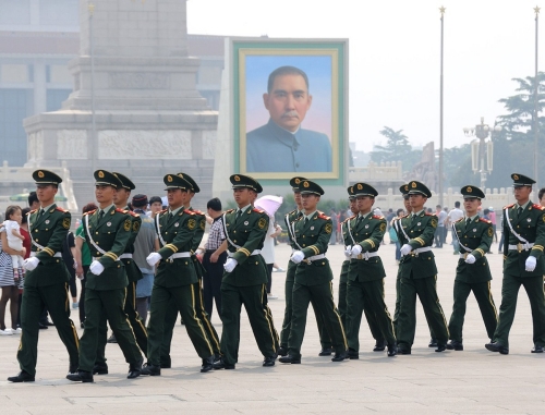 孫中山巨幅畫(huà)像亮相天安門(mén)廣場(chǎng)