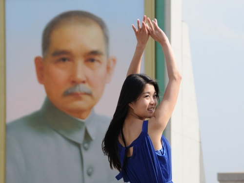 孫中山巨幅畫(huà)像亮相天安門(mén)廣場(chǎng)