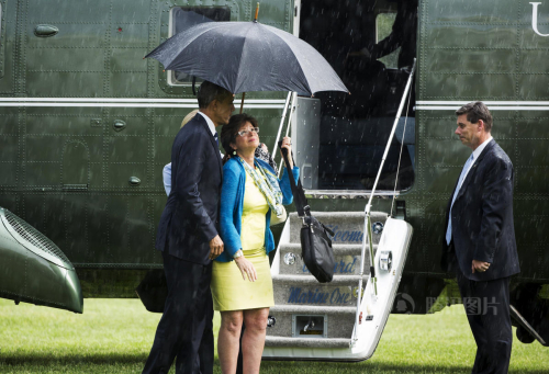 奧巴馬為女下屬撐傘 上演雨中曲 奧巴馬為女下屬撐傘 上演雨中曲