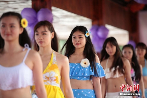 學(xué)生參加?；ㄐ２荽筚?穿比基尼秀身材