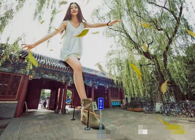 大學(xué)畢業(yè)爭(zhēng)拍創(chuàng)意照 北大女生化身巨人 大學(xué)畢業(yè)爭(zhēng)拍創(chuàng)意照 北大女生化身巨人