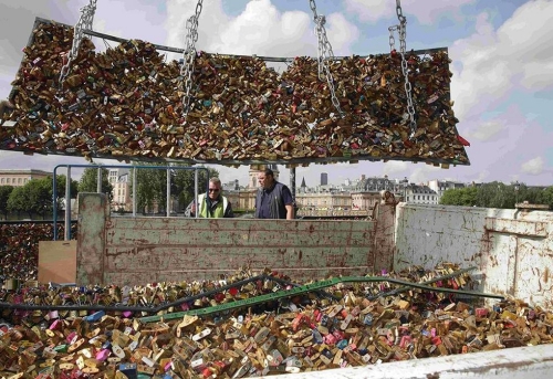 巴黎拆除藝術(shù)橋10萬(wàn)把“愛情鎖”