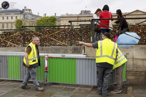 巴黎拆除藝術(shù)橋10萬(wàn)把“愛情鎖”