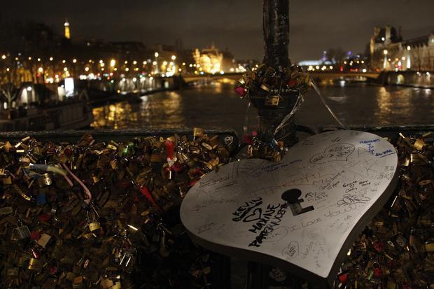 巴黎拆除藝術(shù)橋10萬(wàn)把“愛情鎖”