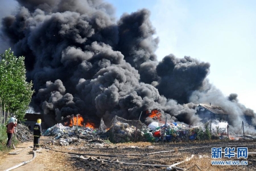 山東村民上墳引發(fā)大火 濃煙滾滾 山東村民上墳引發(fā)大火 濃煙滾滾