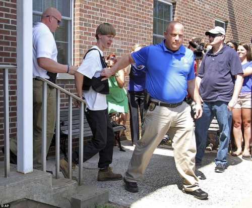 這個白人男子沖進教堂殺死9名黑人 這個白人男子沖進教堂殺死9名黑人