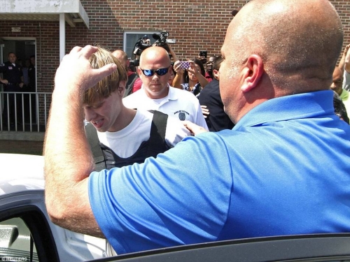 這個白人男子沖進教堂殺死9名黑人 這個白人男子沖進教堂殺死9名黑人