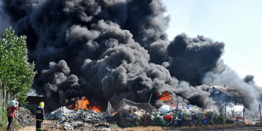 山東村民上墳引發(fā)大火 濃煙滾滾 山東村民上墳引發(fā)大火 濃煙滾滾